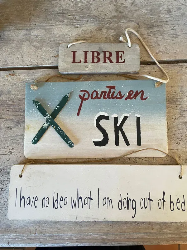 Illustration numéro 3 du produit Lot d’enseignes en bois