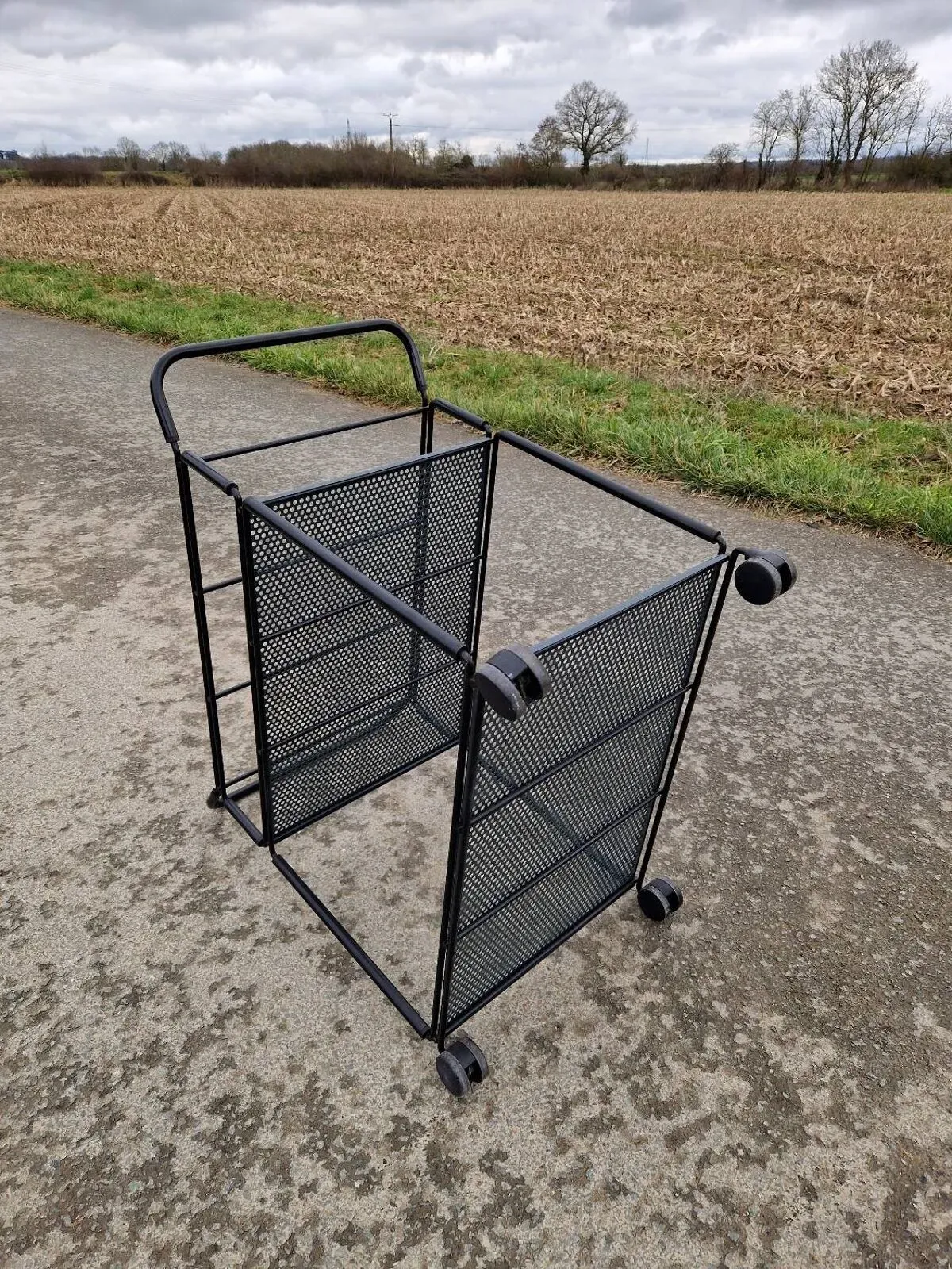 Illustration numéro 3 du produit Desserte trolley Filigrane KRI de Niels Gammelgaard pour IKEA de 1988.