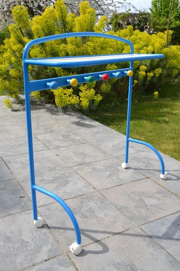 Illustration numéro 3 du produit Etagère et patères d'école sur roulettes