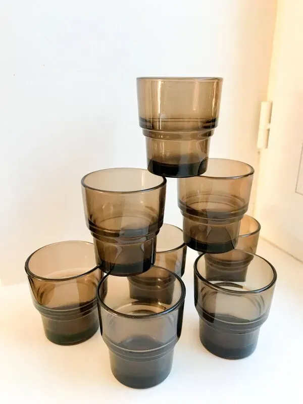 Illustration numéro 3 du produit lot de 8 verres en verre fumé Vereco Made in France années 70