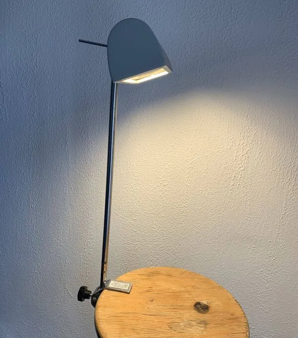 Illustration numéro 3 du produit Lampe grise et chromée, 1980