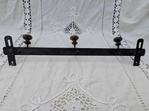 Illustration numéro 3 du produit Porte-manteau Fer Forgé Riveté 3 Patères Ancien