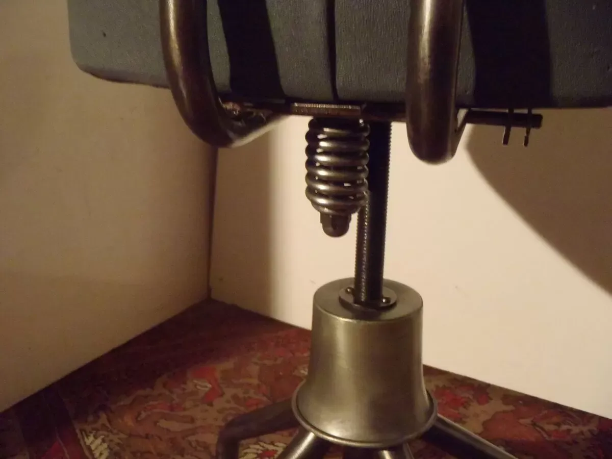 Illustration numéro 3 du produit Chaise indus vintage ''NORI'' modèle déposé 1950