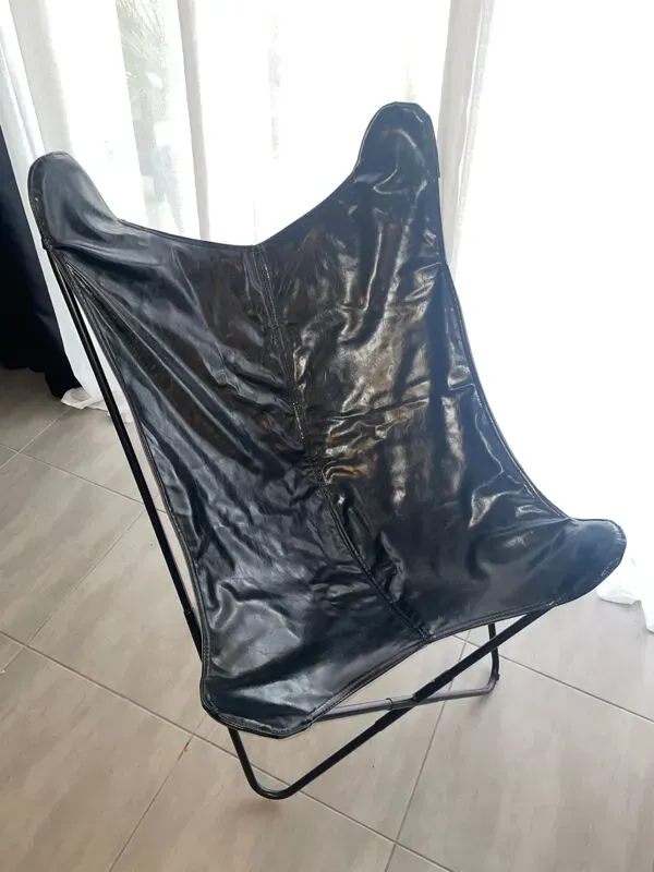 Illustration numéro 3 du produit Fauteuil papillon en similicuir en parfait état