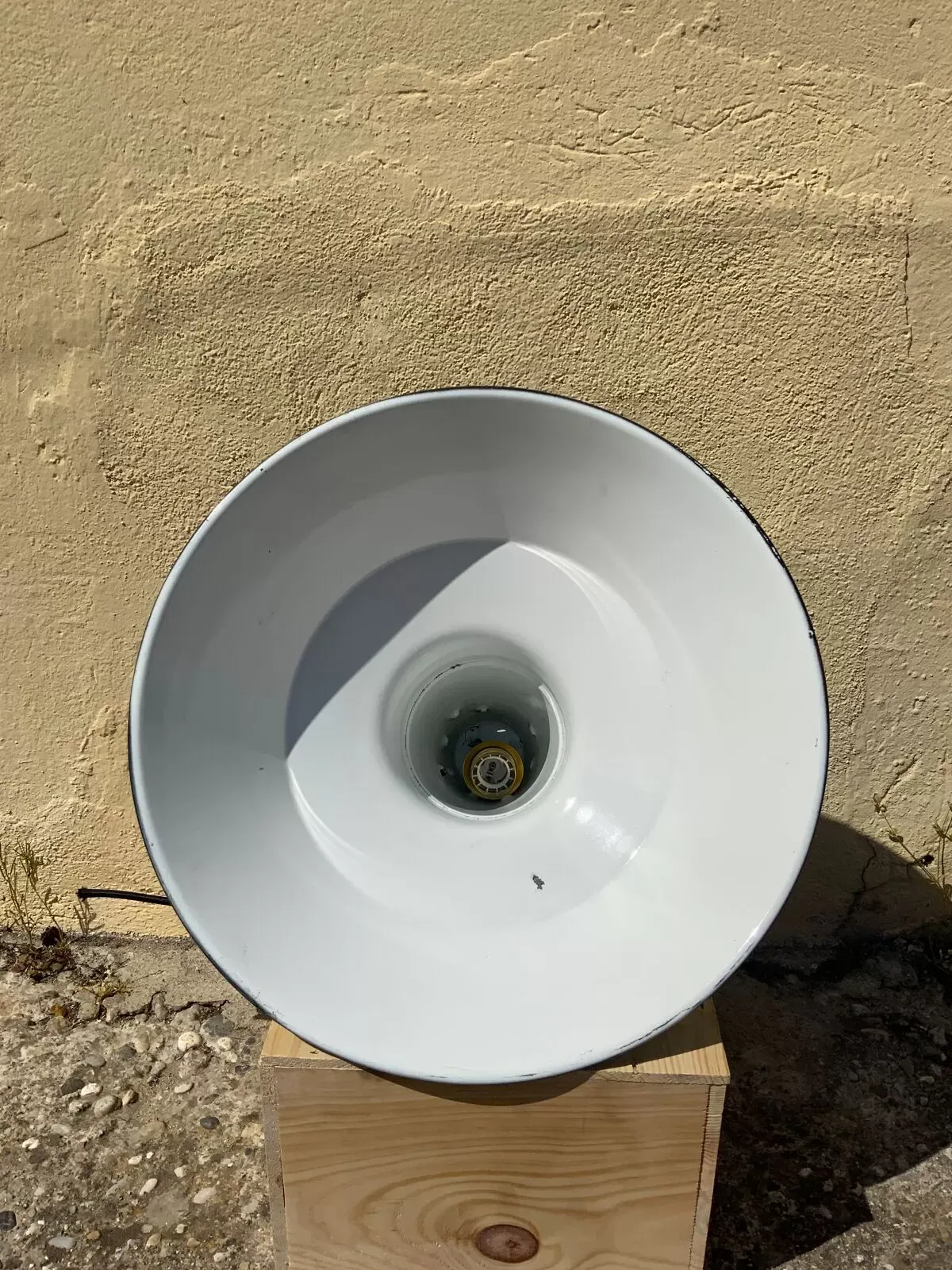 Illustration numéro 3 du produit Trois suspensions industrielles en tôle émaillée noire et blanche