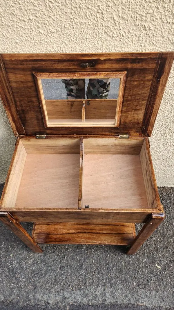 Illustration numéro 3 du produit Jolie table de chevet coiffeuse vintage en bois avec miroir