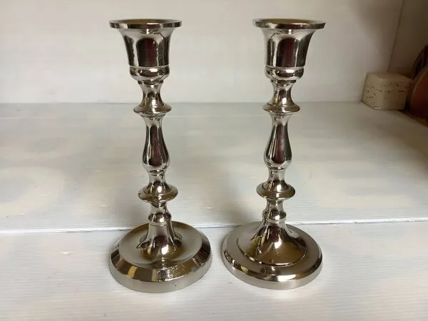 Illustration numéro 3 du produit Paire de bougeoirs argentés en métal