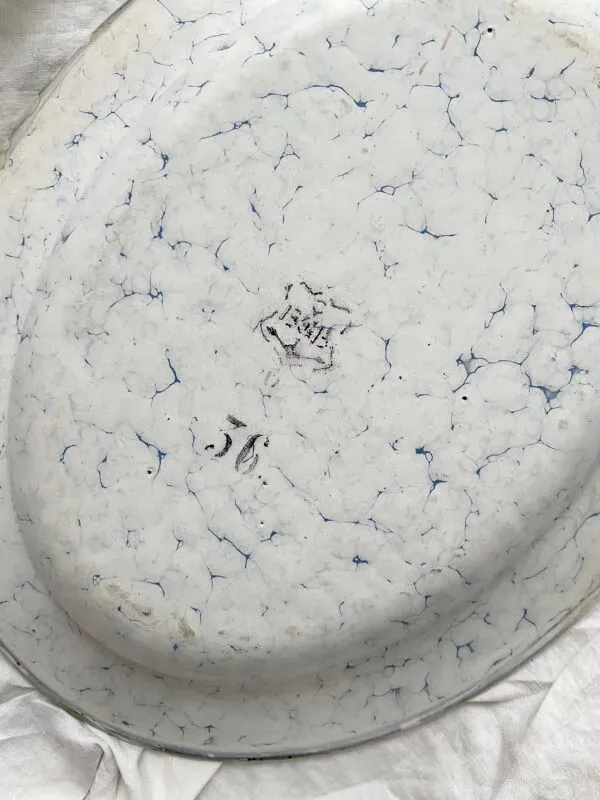 Illustration numéro 3 du produit Plat ovale en tôle émaillée blanc et bleu marbré vintage
