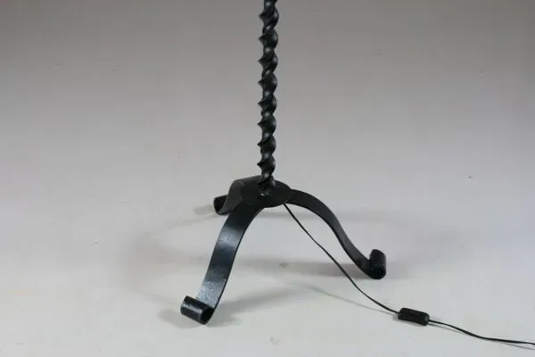 Illustration numéro 3 du produit Lampadaire brutaliste en métal noir torsadé