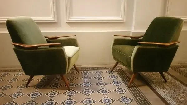 Illustration numéro 3 du produit Fauteuil club en tissu avec accoudoirs en teck années 50 60