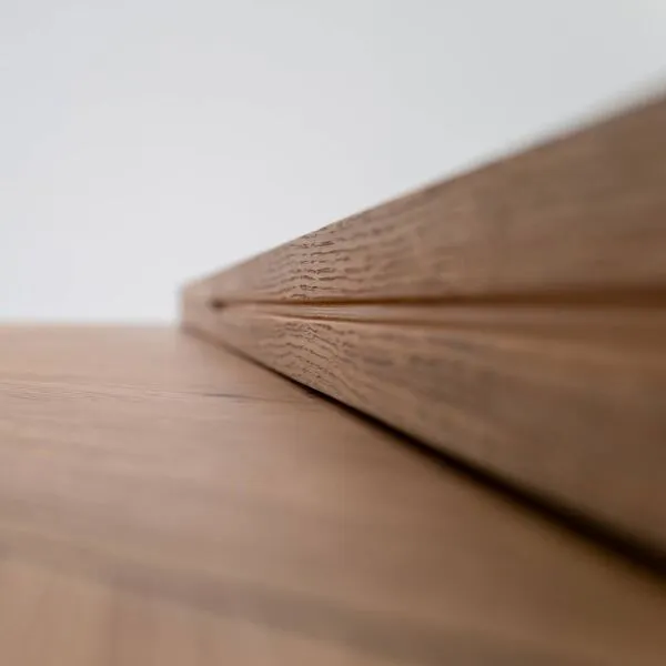 Illustration numéro 3 du produit Table ronde/carrée en chêne naturel