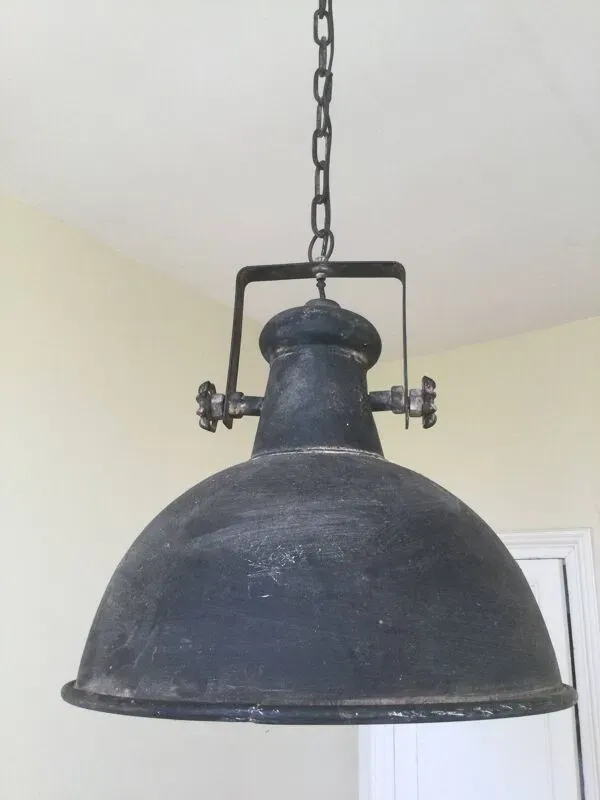 Illustration numéro 3 du produit Grande suspension ronde en tôle