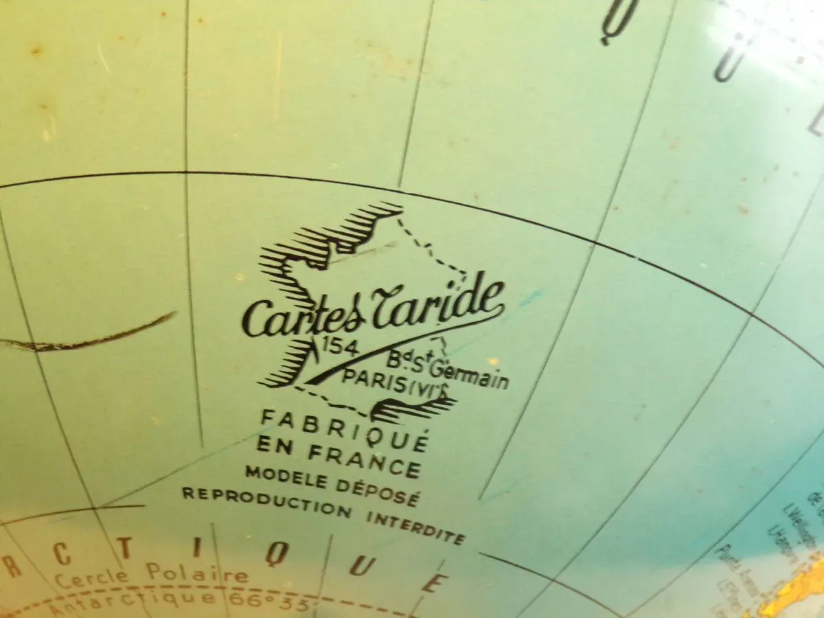 Illustration numéro 3 du produit Globe terrestre Taride vintage en tôle années 1960