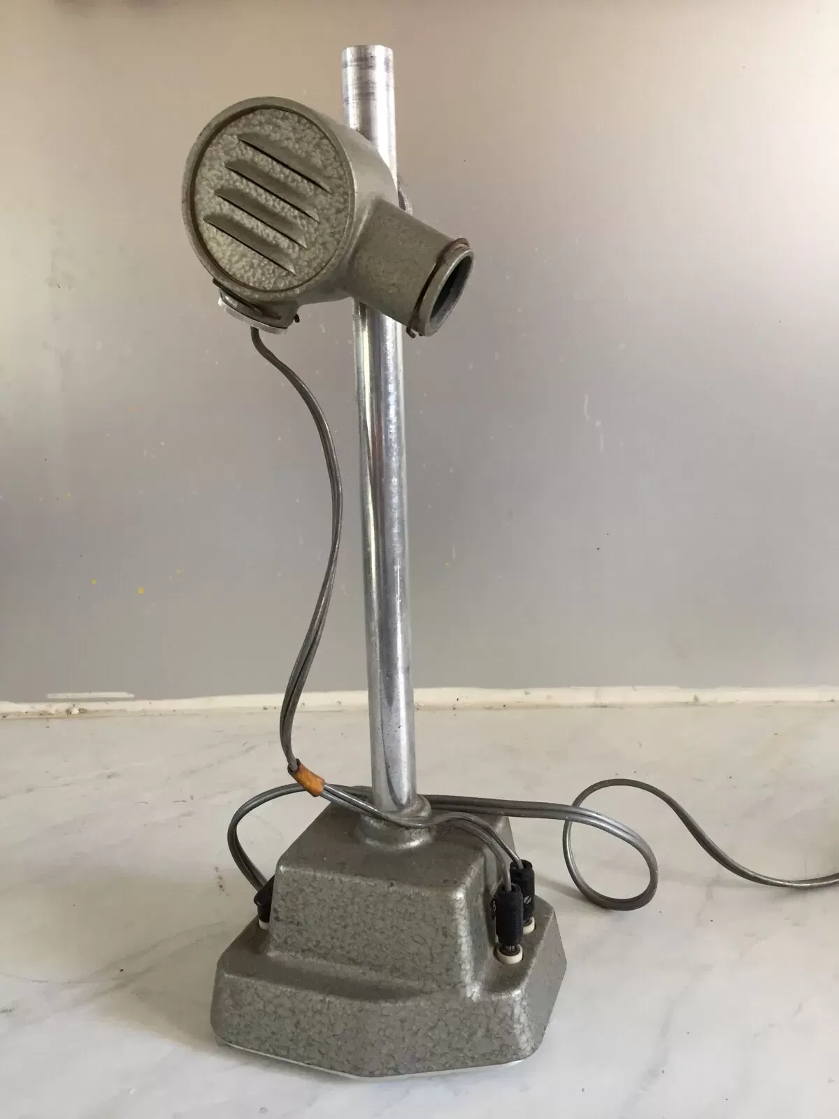 Illustration numéro 3 du produit Lampe de bureau liseuse métal martelé design indus/1950-60