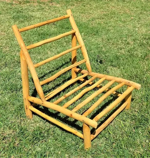 Illustration numéro 3 du produit Fauteuil bas en bois d'eucalyptus avec coussins bleus et blancs