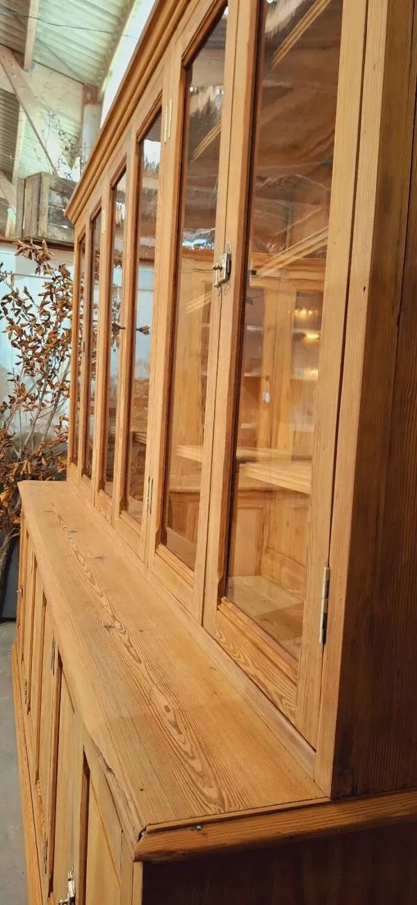 Illustration numéro 3 du produit Meuble d apothicaire ancien