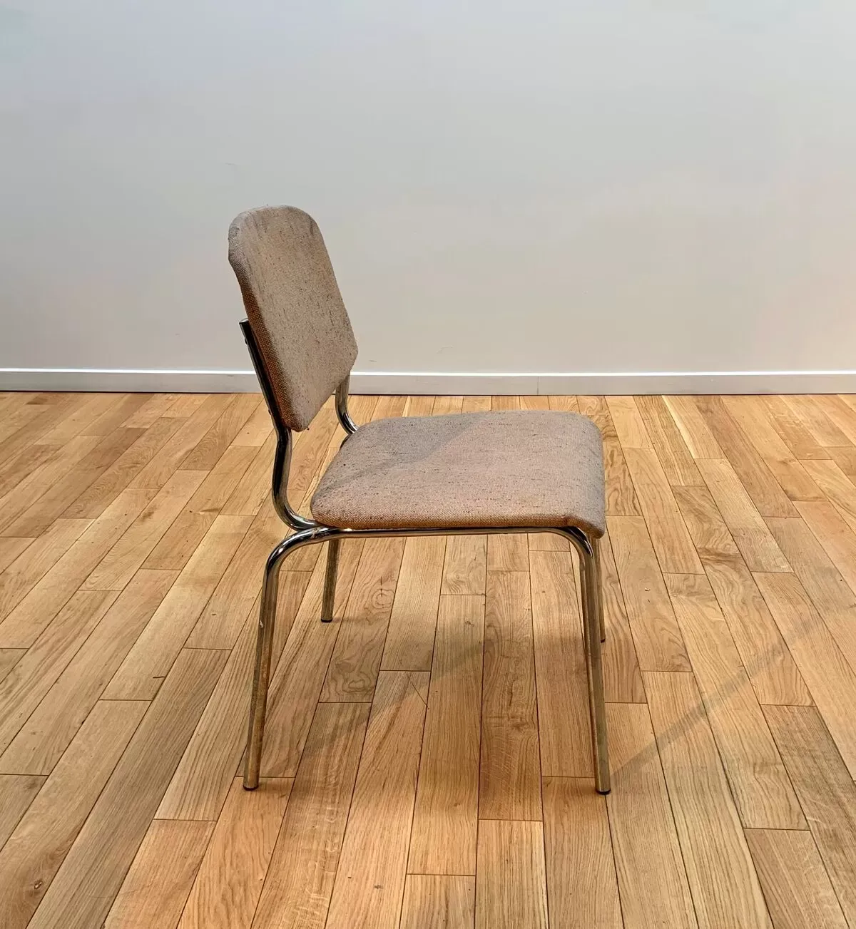 Illustration numéro 3 du produit Chaise vintage laine