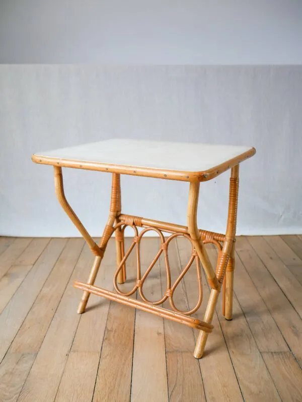 Illustration numéro 3 du produit Table d'appoint porte-revues en rotin et bambou 1960