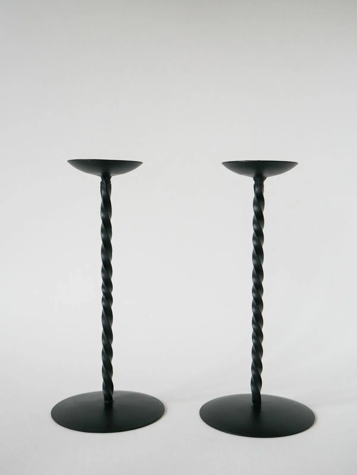 Illustration numéro 3 du produit Paire de bougeoirs en fer forgé, Brutaliste, 1970