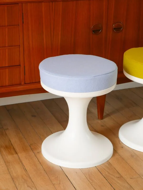 Illustration numéro 3 du produit Tabouret tulipe en Plastique et Laine, Baby Blue, Design Space Age, 1970