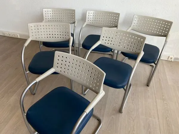 Illustration numéro 3 du produit Lot de 6 chaises visavis visasoft par Antonio Citterio & Glen oliver löw vitra