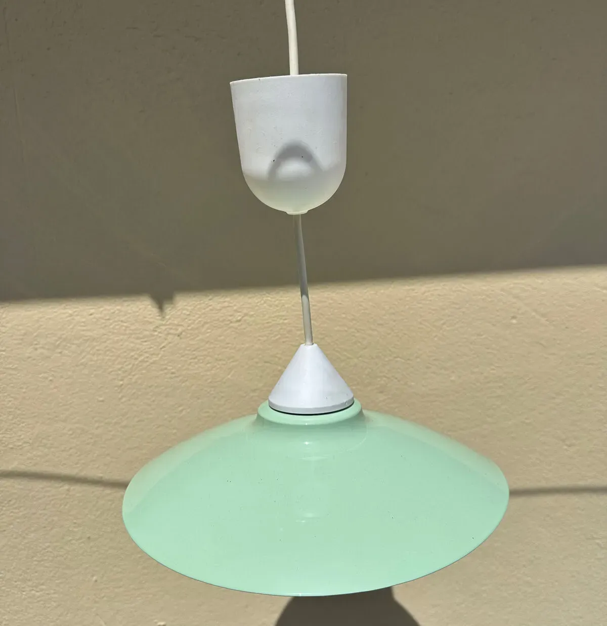 Illustration numéro 3 du produit Suspension abat jour métal peinture neuve style vintage