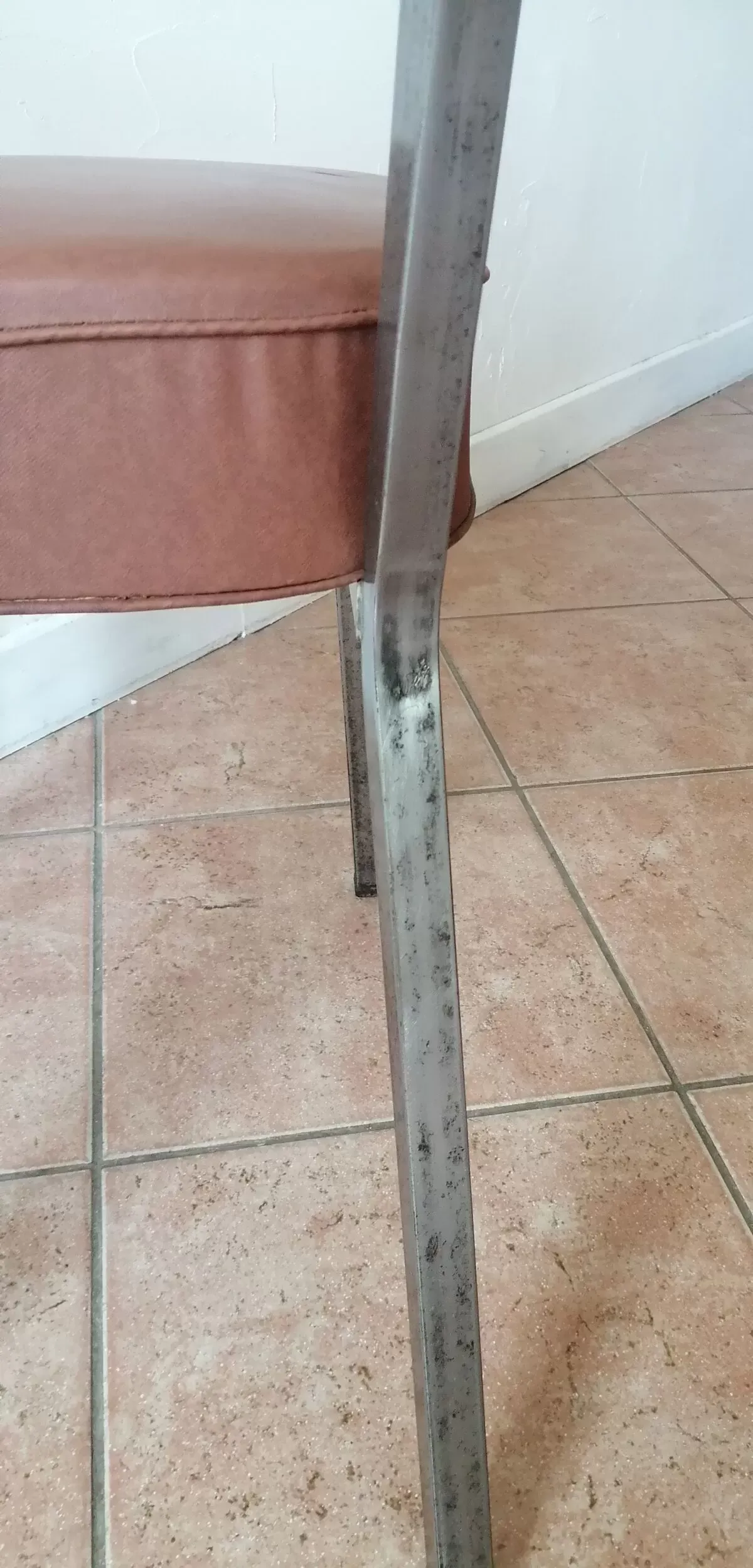 Illustration numéro 3 du produit Chaise de bureau industriel ,vintage