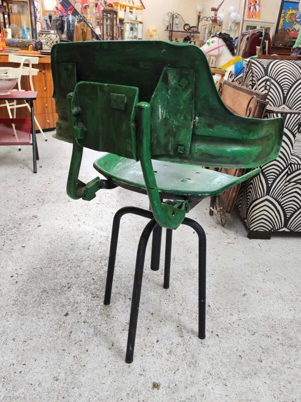 Illustration numéro 3 du produit Fauteuil d'atelier pivotant vintage en tôle emboutie verte à dossier rabatt