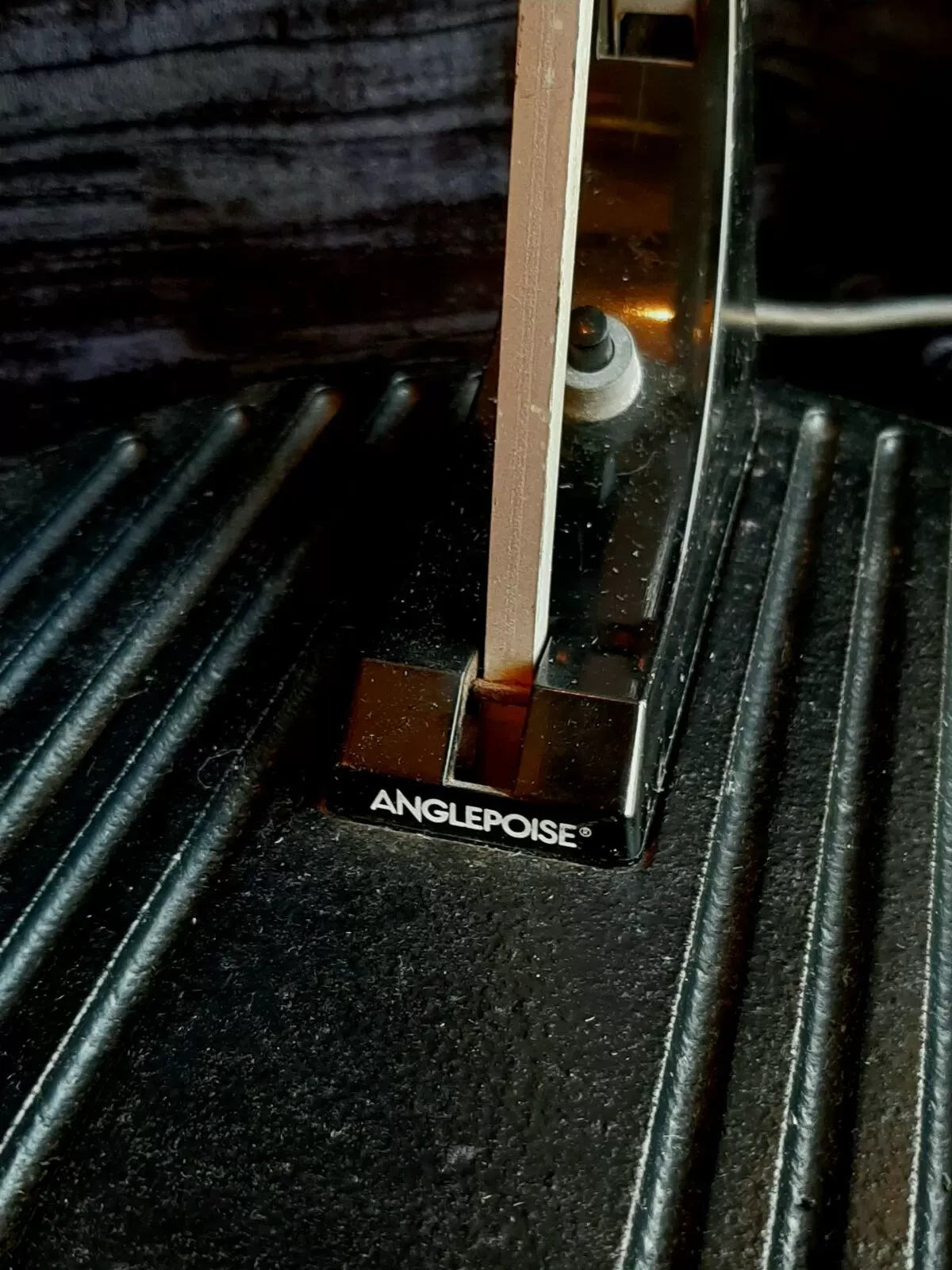 Illustration numéro 3 du produit Lampe de bureau WL1 Anglepoise rouge et noire George Carwardine et Kenneth Grange1960.