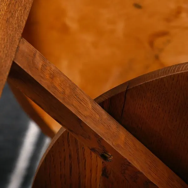 Illustration numéro 3 du produit Table d'appoint Art Déco néerlandaise de l'École d'Amsterdam en chêne avec étoile
