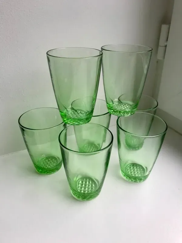 Illustration numéro 3 du produit Lot de 7 verres à eau made in france en verre vert années 70