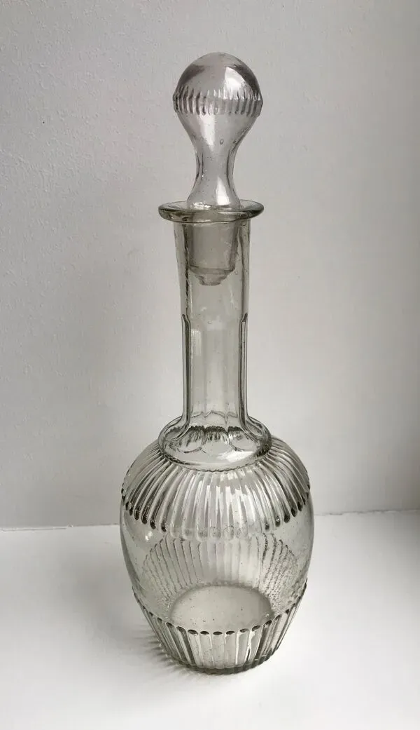 Illustration numéro 3 du produit Carafe en verre moulé années 50