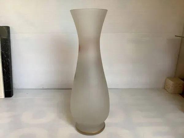 Illustration numéro 3 du produit Grand vase verre dépoli fleurs