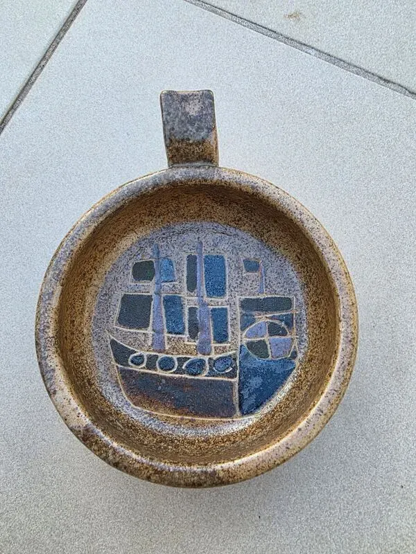 Illustration numéro 3 du produit Coupelle en grès pyrité ''Le Bateau'' - Les Argonautes, Vallauris