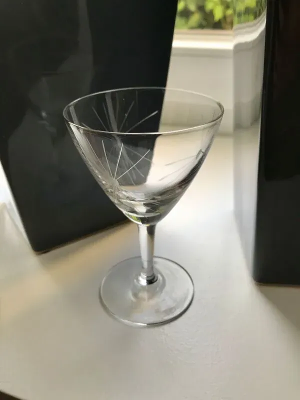 Illustration numéro 3 du produit Lot de 7  verres à vin gravés modèle étoile années 50