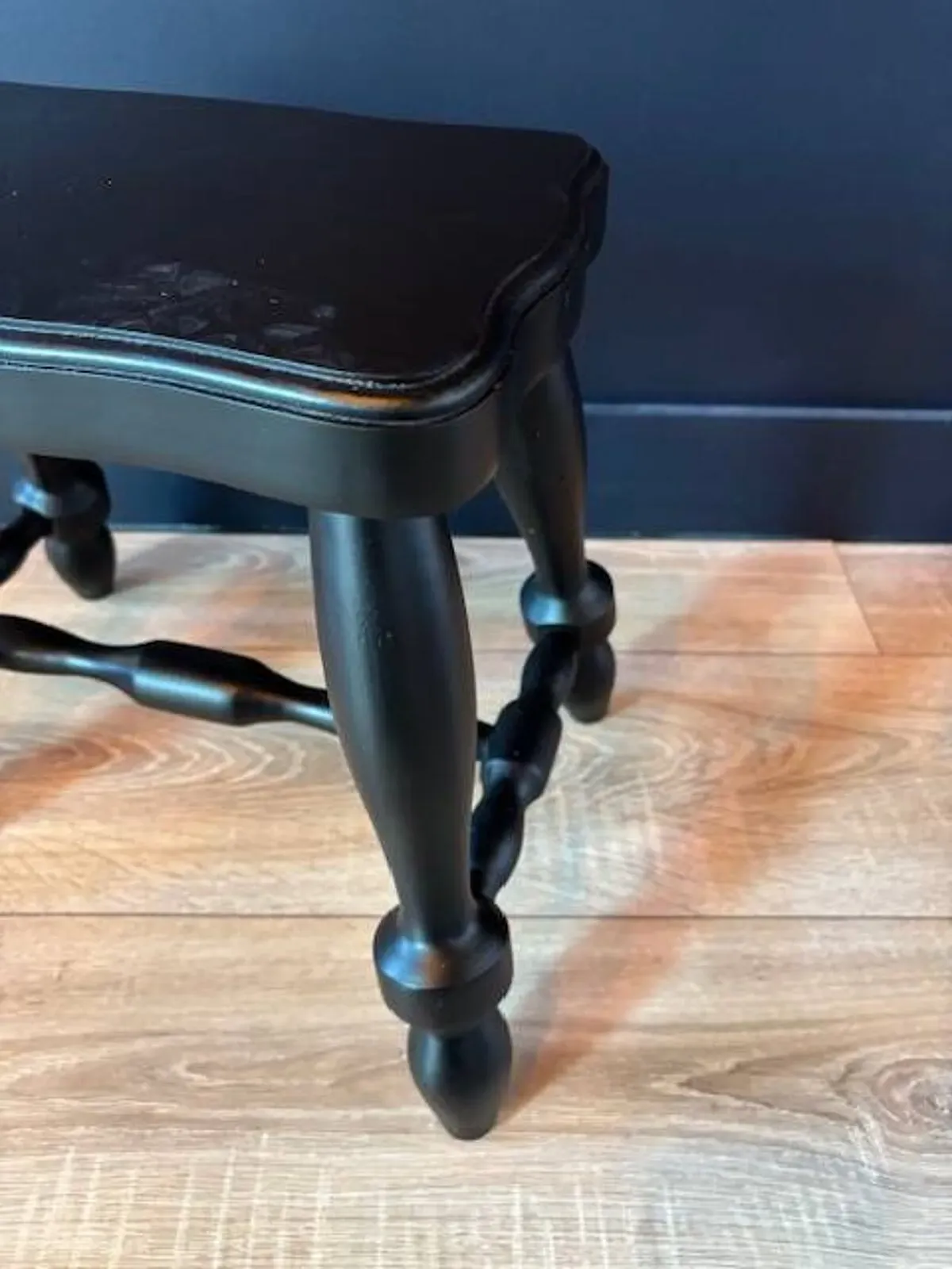 Illustration numéro 3 du produit Tabouret pieds compas ancien en bois noir