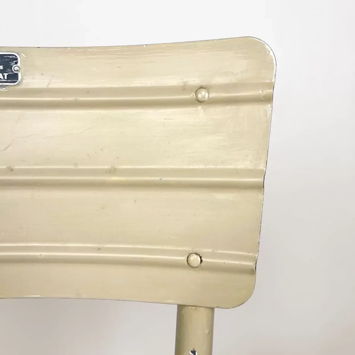 Illustration numéro 3 du produit Chaise d'infirmerie scolaire métal peint années 50