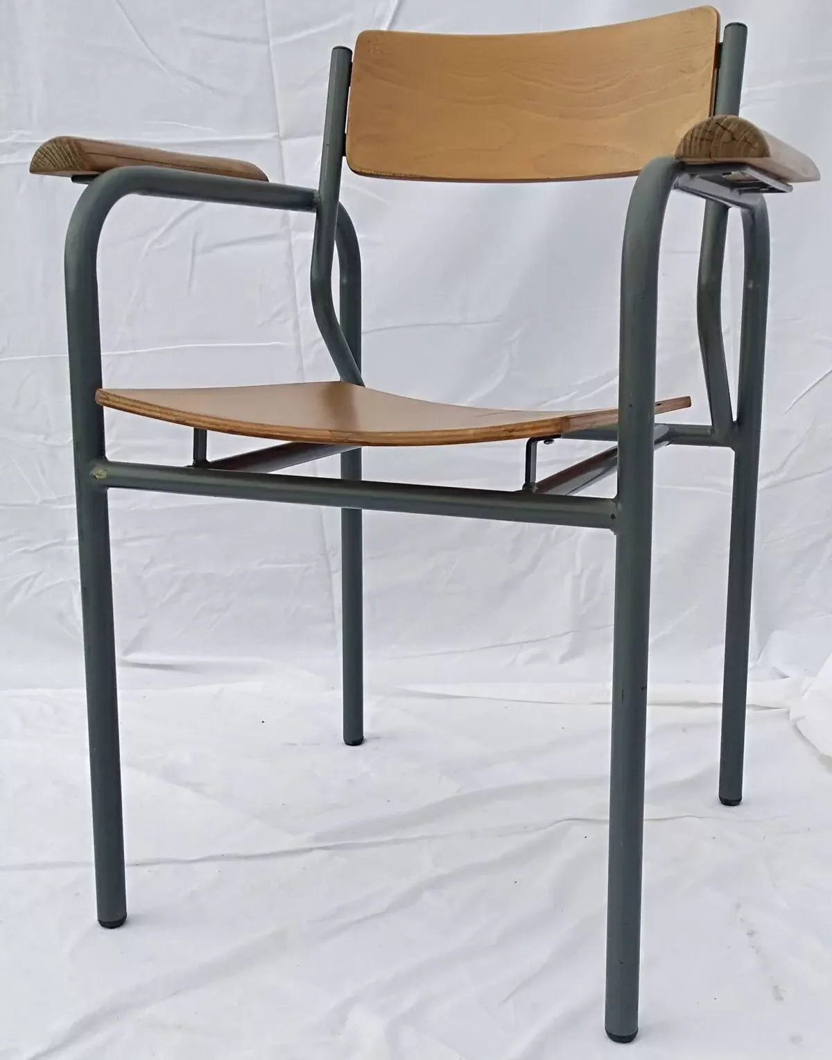 Illustration numéro 3 du produit fauteuil structure tubulaire assise et accoudoires bois