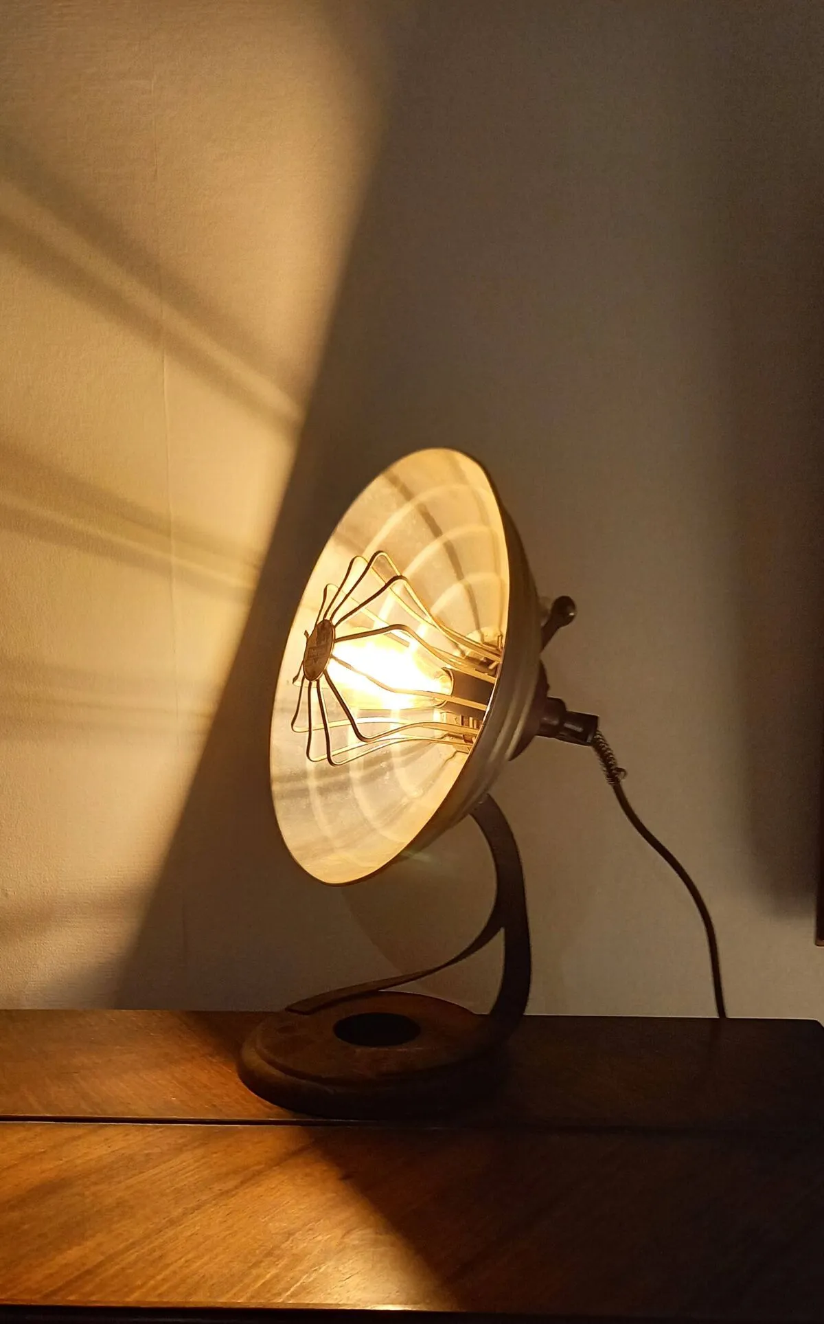 Illustration numéro 3 du produit Lampe industrielle, calorifère Thermor , années 1950, entièrement équipée.