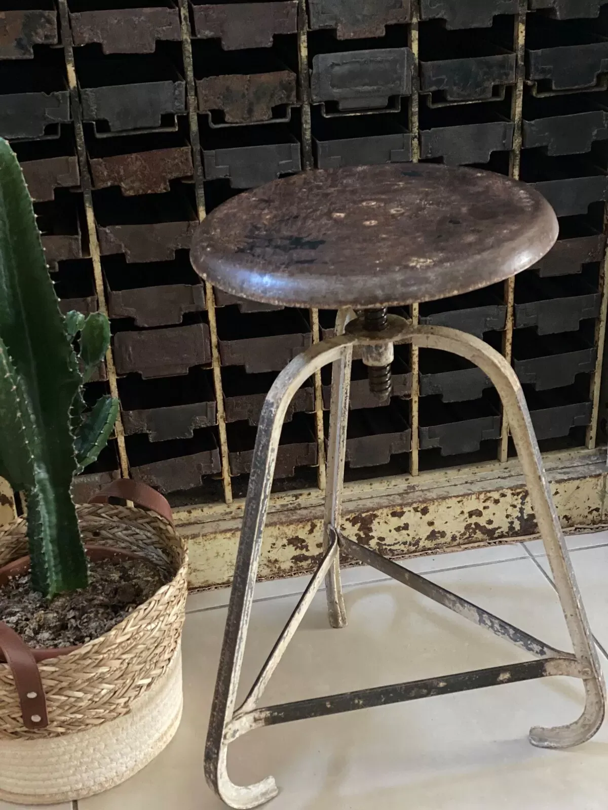 Illustration numéro 3 du produit Ancien tabouret d'atelier industriel