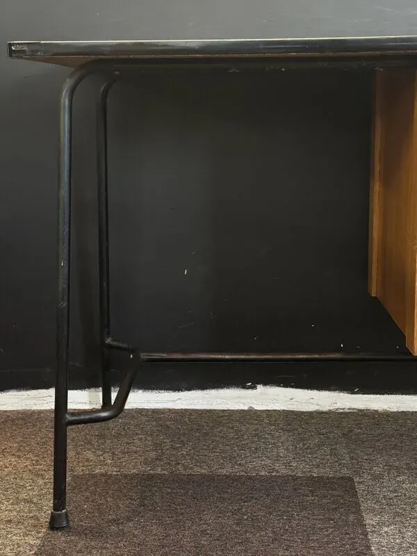 Illustration numéro 3 du produit Bureau industriel 3 tiroirs