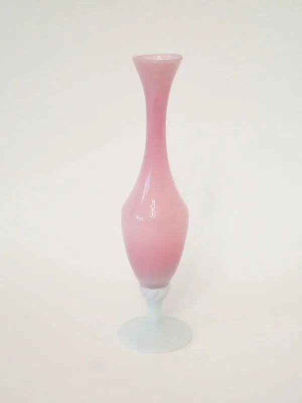 Illustration numéro 3 du produit Vase en opaline rose bonbon et pieds blanc travaillé, 1960