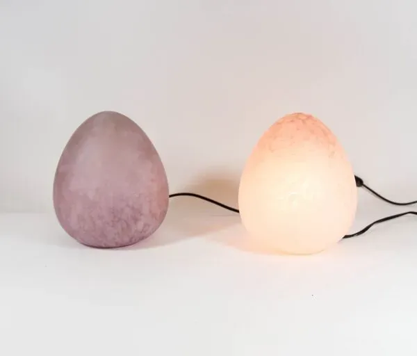 Illustration numéro 3 du produit Lampe à oeufs en verre violet clair millésime 80's