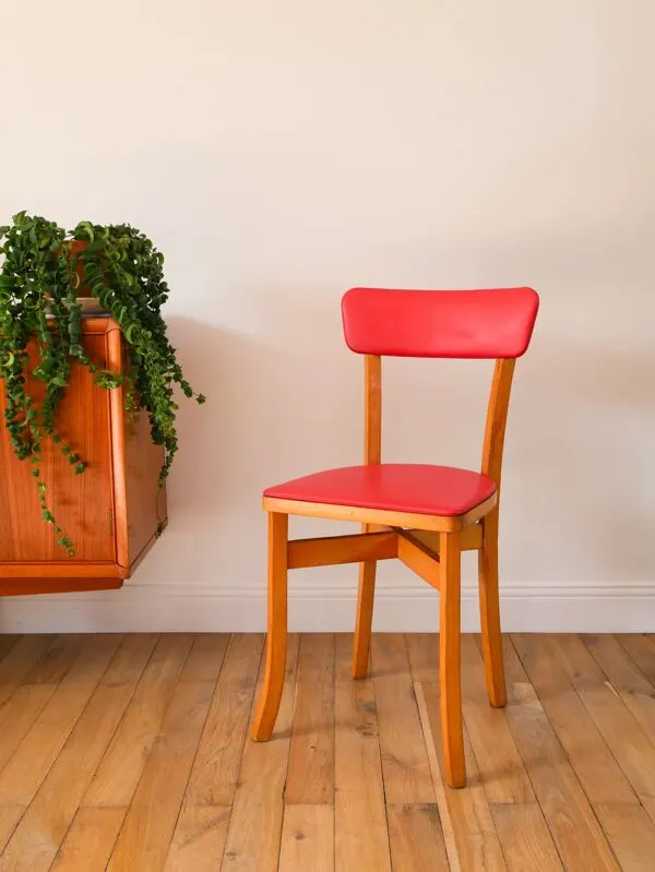 Illustration numéro 3 du produit Chaise en bois blond et skaï rouge, 1950