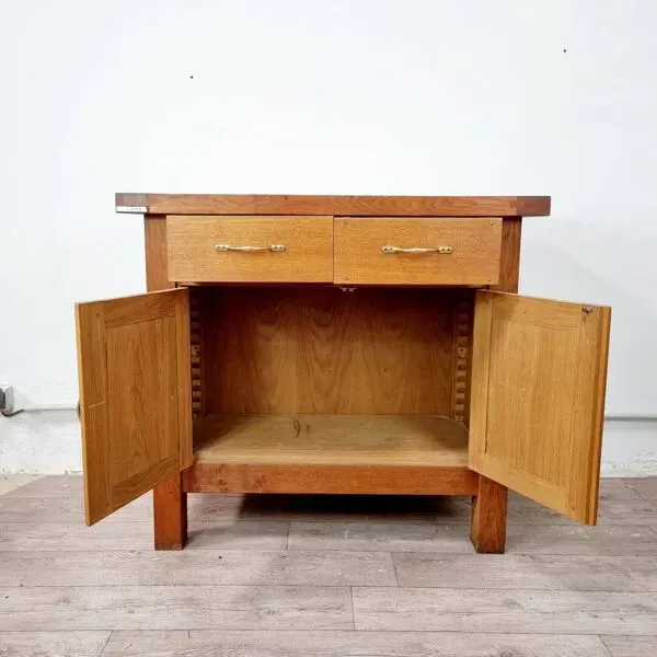 Illustration numéro 3 du produit Buffet billot meuble de métier ancien