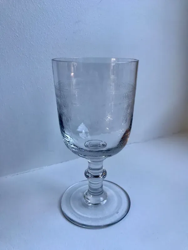 Illustration numéro 3 du produit Lot de 6 verres à vin dépareillés en cristal gravé années 30-40