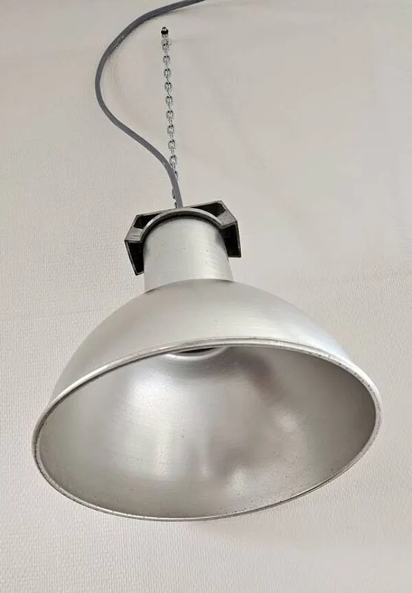Illustration numéro 3 du produit Suspension industrielle mazda vintage en aluminium – années 60