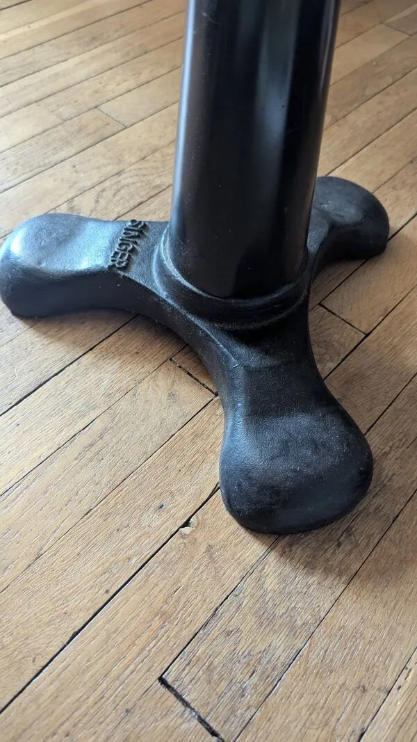 Illustration numéro 3 du produit Tabouret en fonte Singer