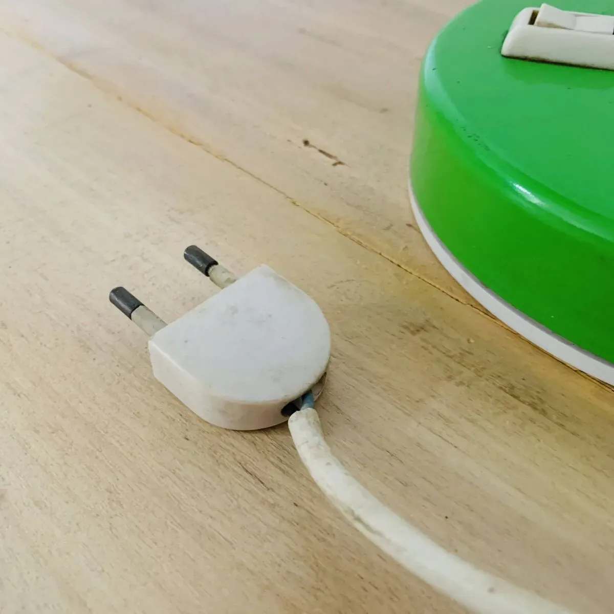 Illustration numéro 3 du produit Lampe de bureau verte