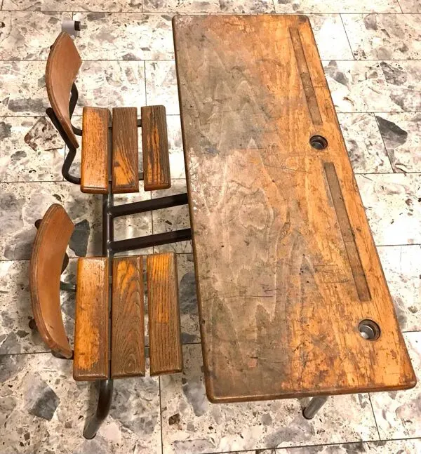 Illustration numéro 3 du produit Bureau d’écolier vintage double pupitre